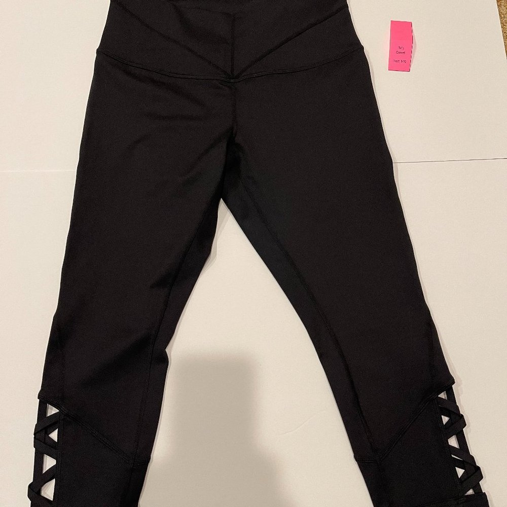 Zella Capri Leggings w/ Lattice in Black - EUC (101)